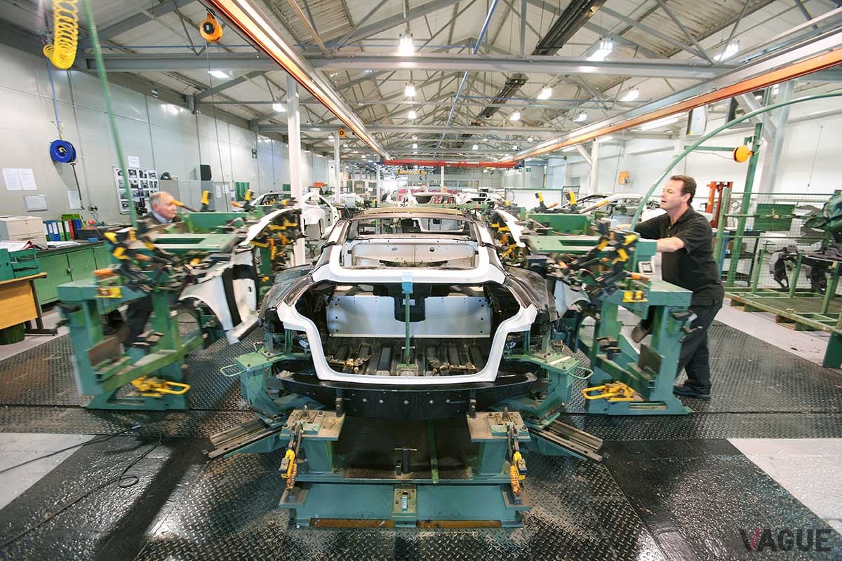 「V12ヴァンキッシュ」は、ニューポート・パグネル旧工場で生産された