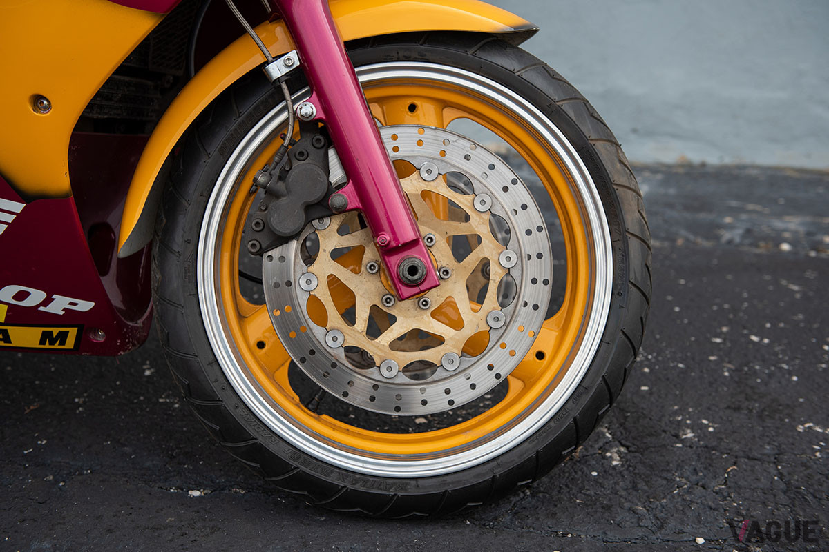 4888ドル（邦貨換算約54万3000円）で落札されたヤマハ「FZR1000」（C）2021 Courtesy of RM Sotheby's