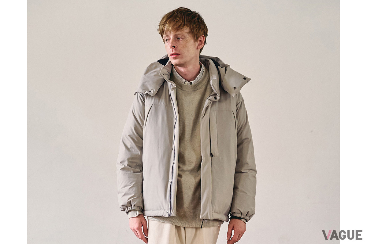 素材には防水透湿性と快適性に優れた“GORE-TEX INFINIUM”を使用。湿気を吸収し、それを熱エネルギーに変えて発熱する“ブレスサーモ”など、ハイテク素材も導入される