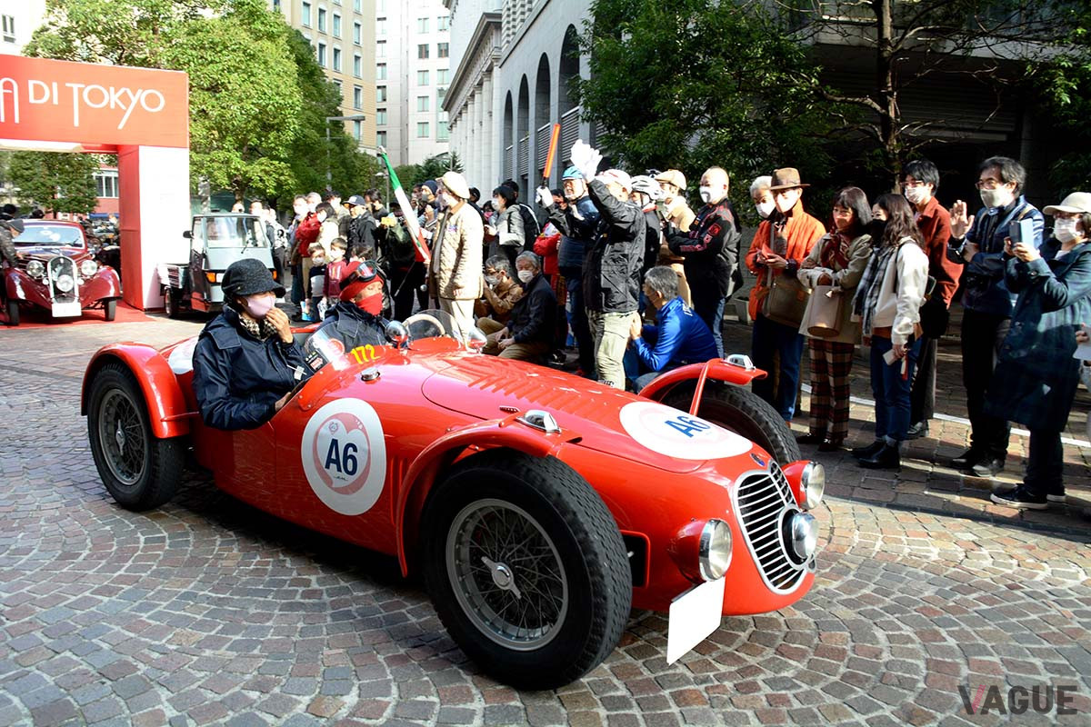 ギャラリーに見守られつつスタートしてゆく堺正章氏