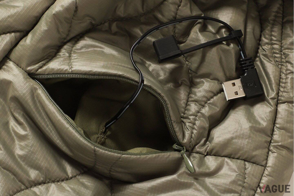 内部に張りめぐらされた電熱線が暖まるヒートシステムを採用。市販のモバイルバッテリーをウェアの内ポケットにあるコードに接続するとじわりと暖かくなる