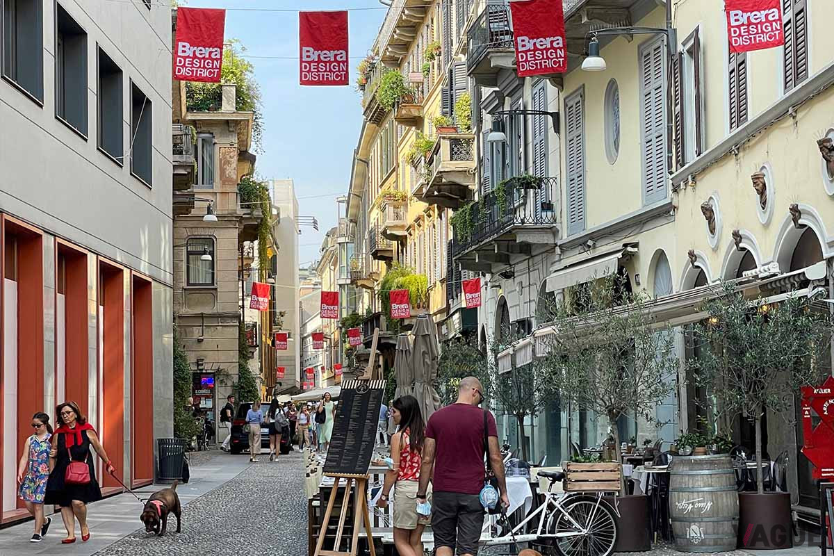 フオーリサローネ：ブレラ界隈の街の様子。Brera Design DISTRICTの旗で通りに活気が出る