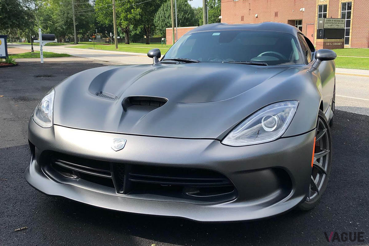 ファイヤーピットテーブルに使われる8.4リッター自然吸気V10エンジンは、2012−2017年まで販売されていたダッジ「バイパー」のもの。バイパーは、アルミやマグネシウムを採用し世界最大クラスの排気量を持つにも関わらず、車重は約1500kgと軽量なスポーツカーだ（C）ALARIS INVENT（Facebook）