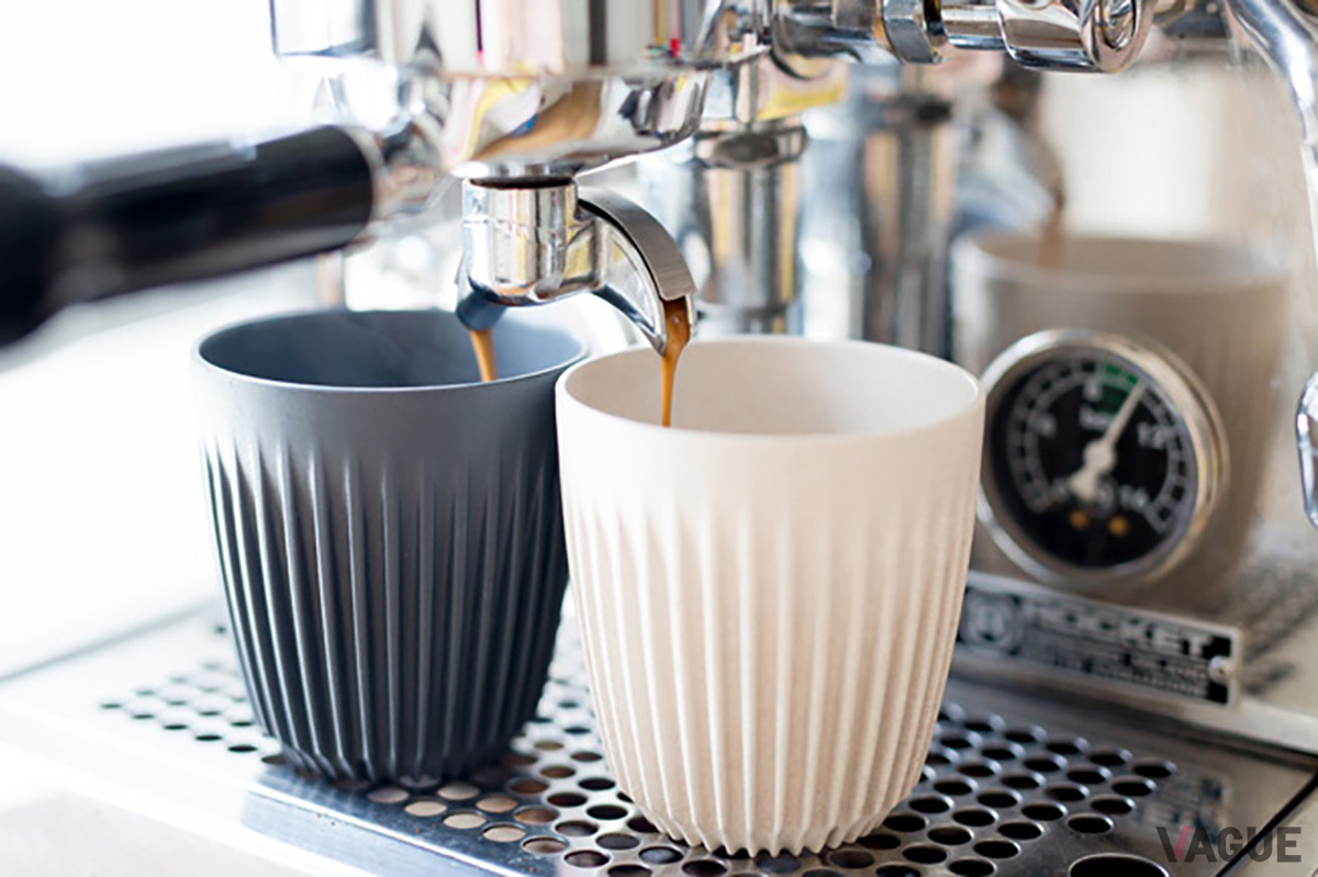 シンプルで飽きのこないカラーとフォルム、そして表面の凹凸が特徴的な「HuskeeCup」。カラーバリエーションはチャコールとナチュラルの2種類