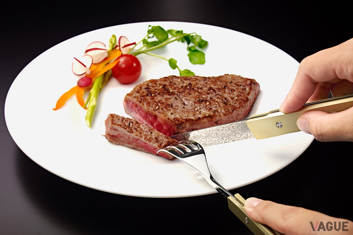 肉に刃を当てた後、軽くスーッと引くことでなめらかに切れる。肉がストレスなく切れる＝食材の繊維を美しく断ち切ることで、肉本来のおいしさを味わえるのだ