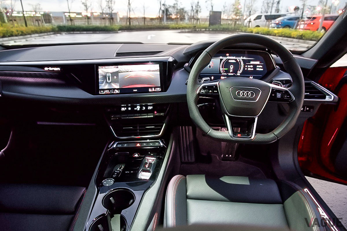 モノポストデザインを採用したドライバーオリエンテッドなコックピット