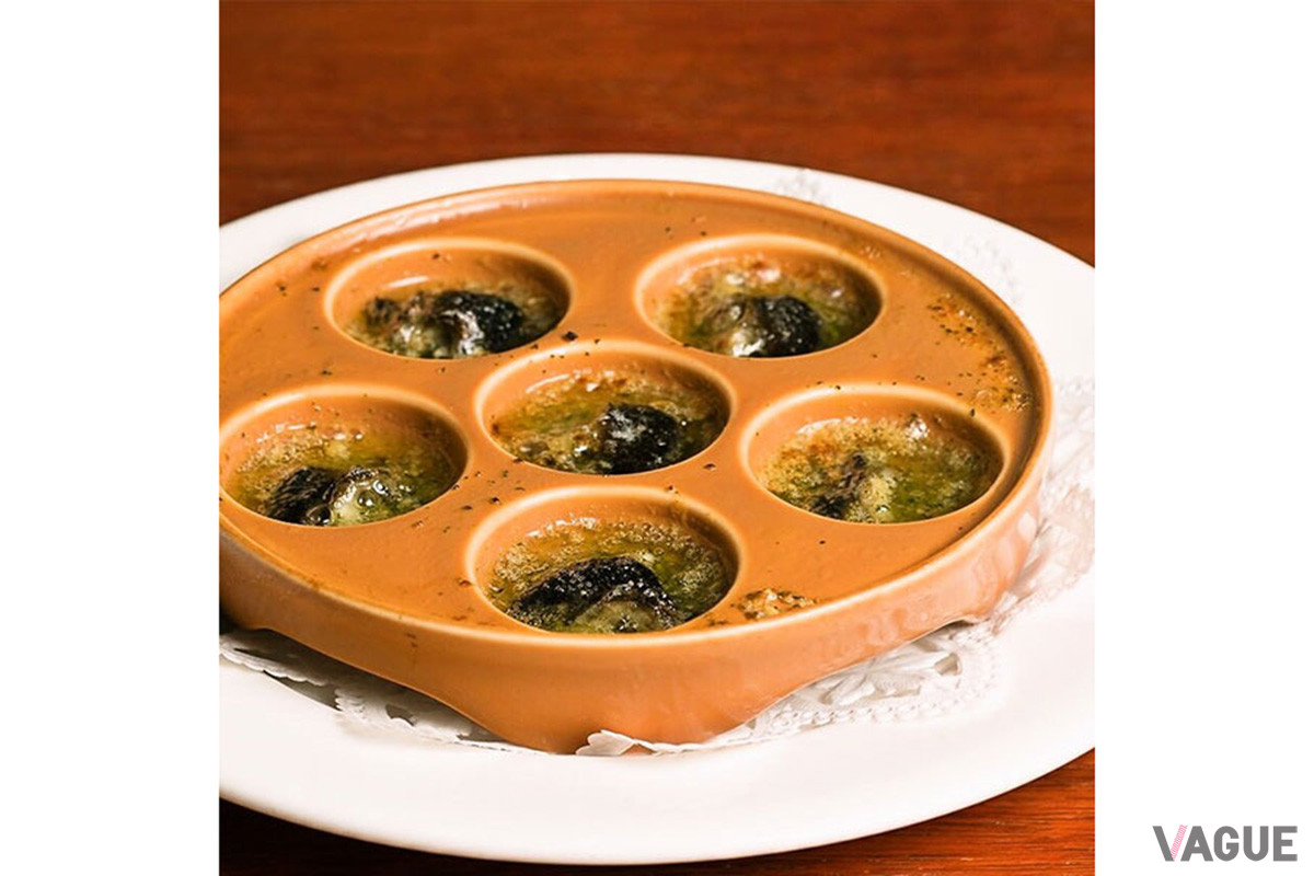 エスカルゴは、ガーリックバターに中身だけが浸るアヒージョのような感じでサーブされる（C）BISTROT DE LA CITÉ