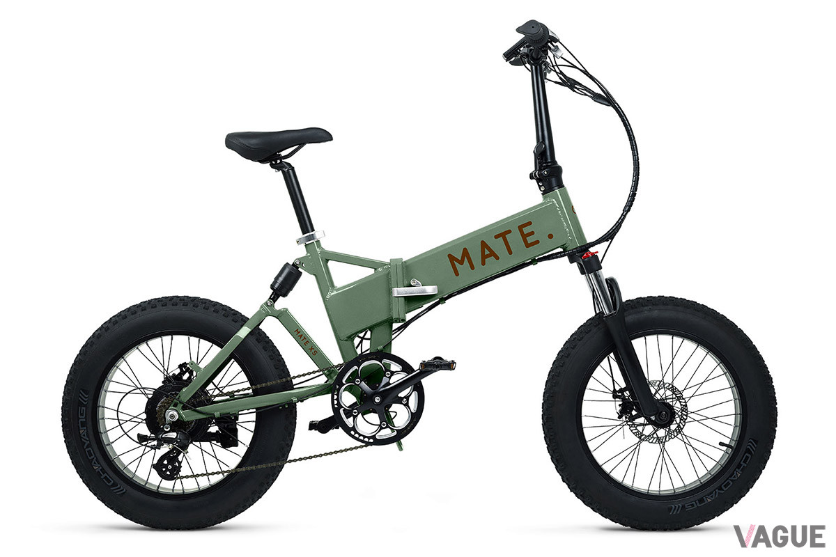 「MATE X」は極太タイヤと前後サスペンションを備え、ちょっとしたオフロードなら走破できる実力派