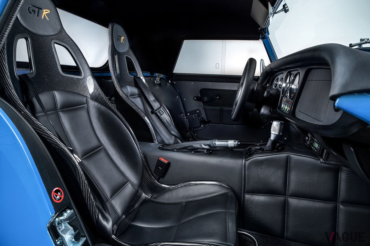 シートはカーボンシェルのフルバケットタイプ