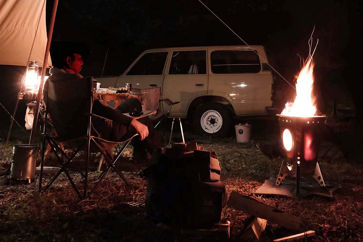 薪2-3本で豪快な炎をあげる「tab. Field Stove Trigon」。強火はもちろん、煮込み料理向きのとろ火まで自在にコントロールできる。ちなみに、直径10cmほどの広葉樹の薪で30分ほど火力をキープ