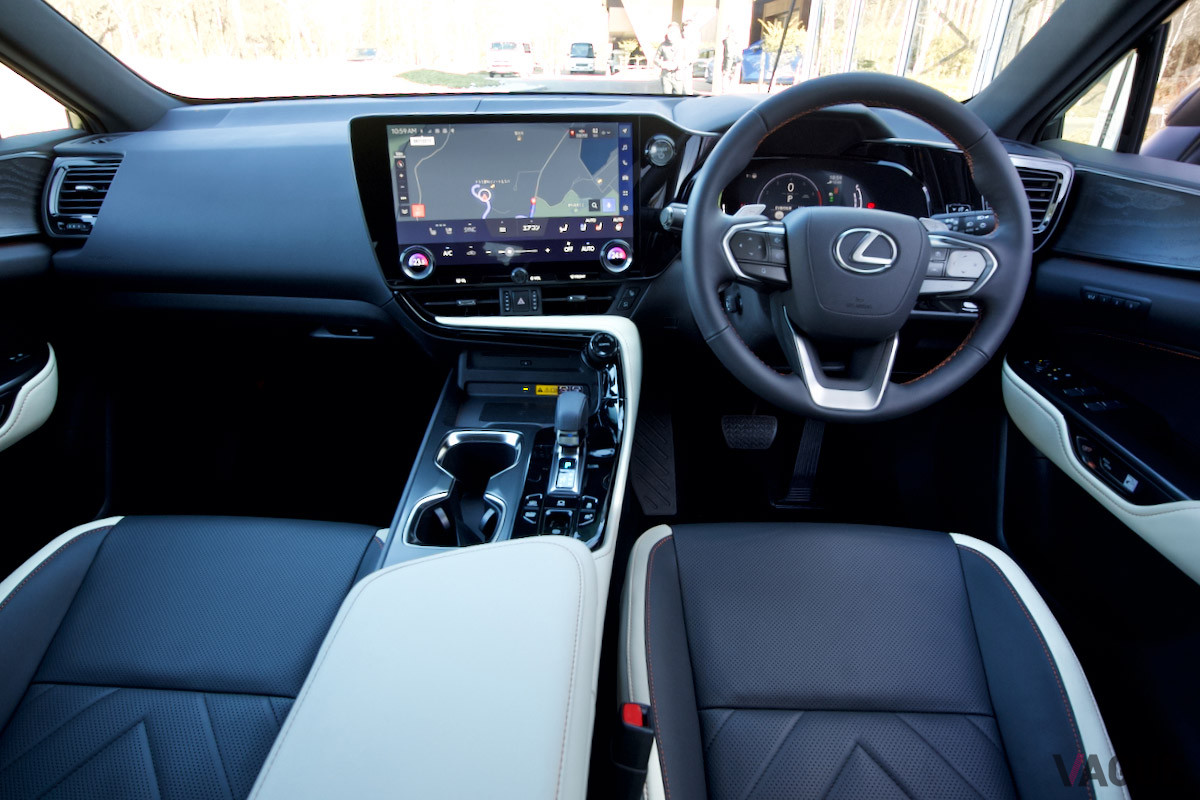 大型のスクリーンは運転席側に傾いており、グレードにより14インチと9.8チンチの2サイズが用意される