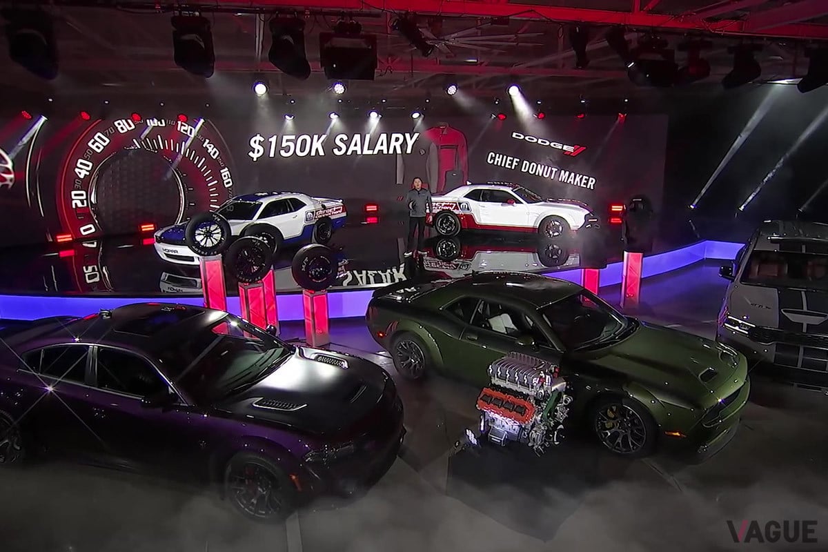発表は、伝統的なHEMIエンジンやダッジのクルマが並ぶスタジオでおこなわれた（C）Dodge（YouTube）