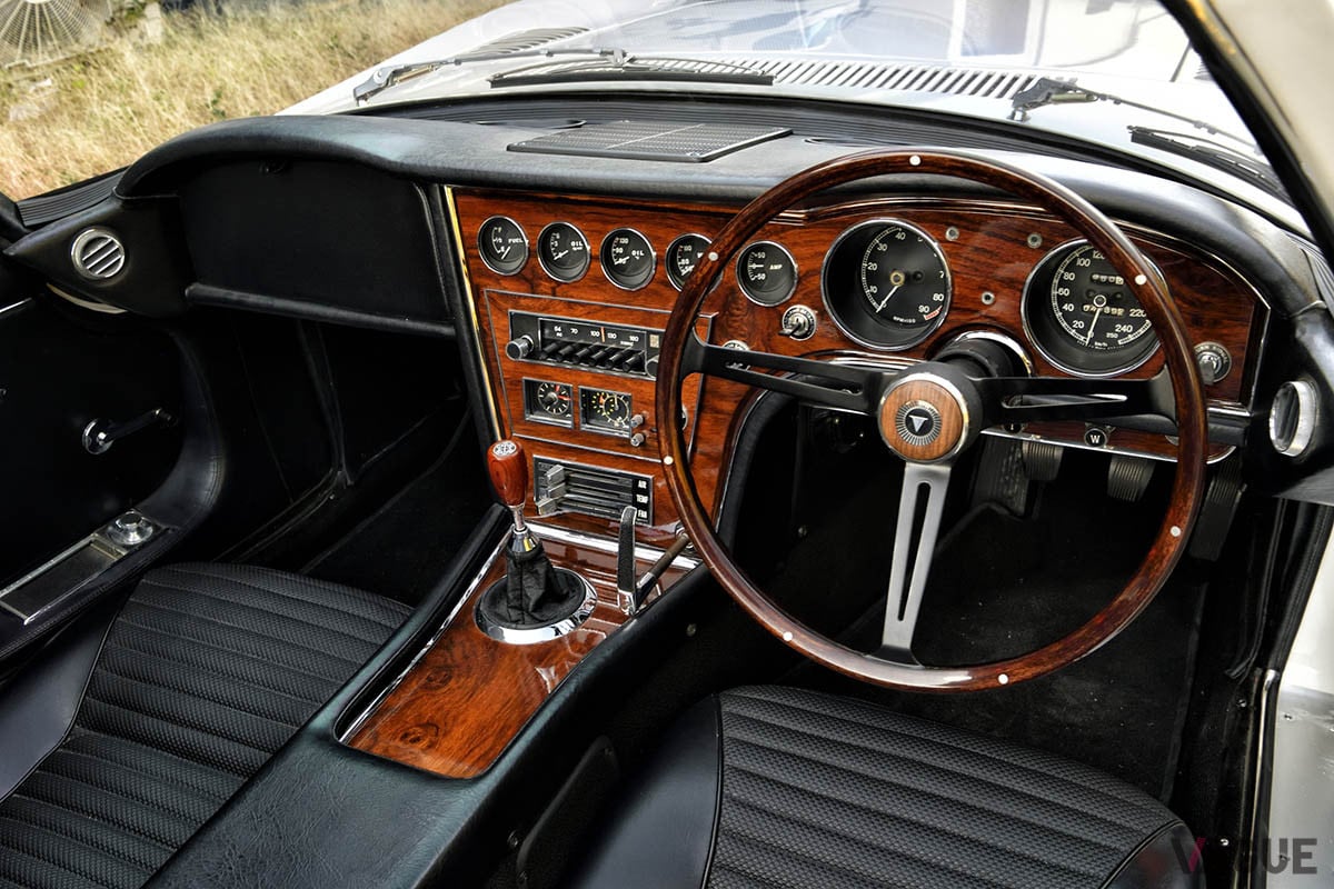 前期型「2000GT」に共通するインストルメントパネルは、1969年のマイナーチェンジで登場した後期型よりもクラシカルで豪奢な印象。ステアリングホイールも、よりゴージャスなデザインだった