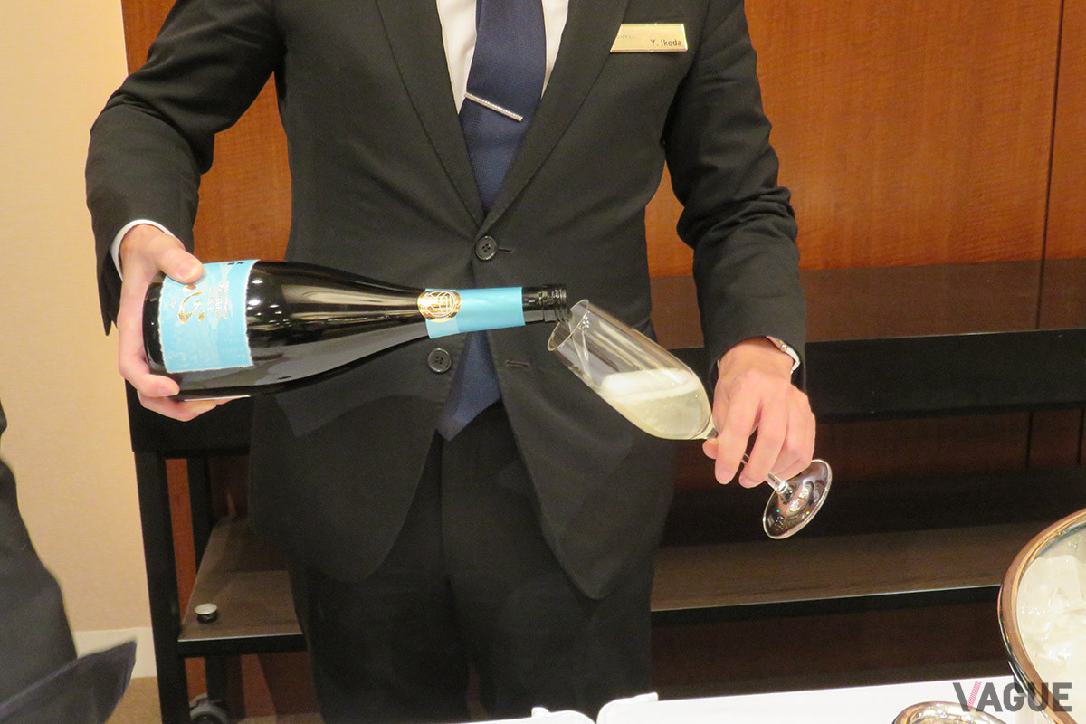 試飲会では、泡を最大限に楽しむため飲む直前に目の前で注いでくれた