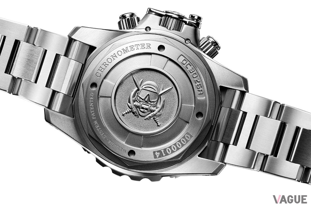 ケースバックには“NEDU”のエンブレムを刻印