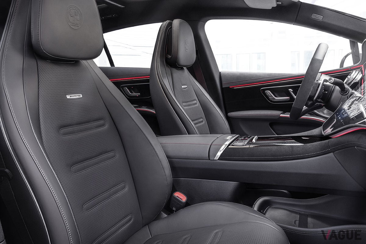 ヘッドレストには、AMGのエンブレムが型押ししてある