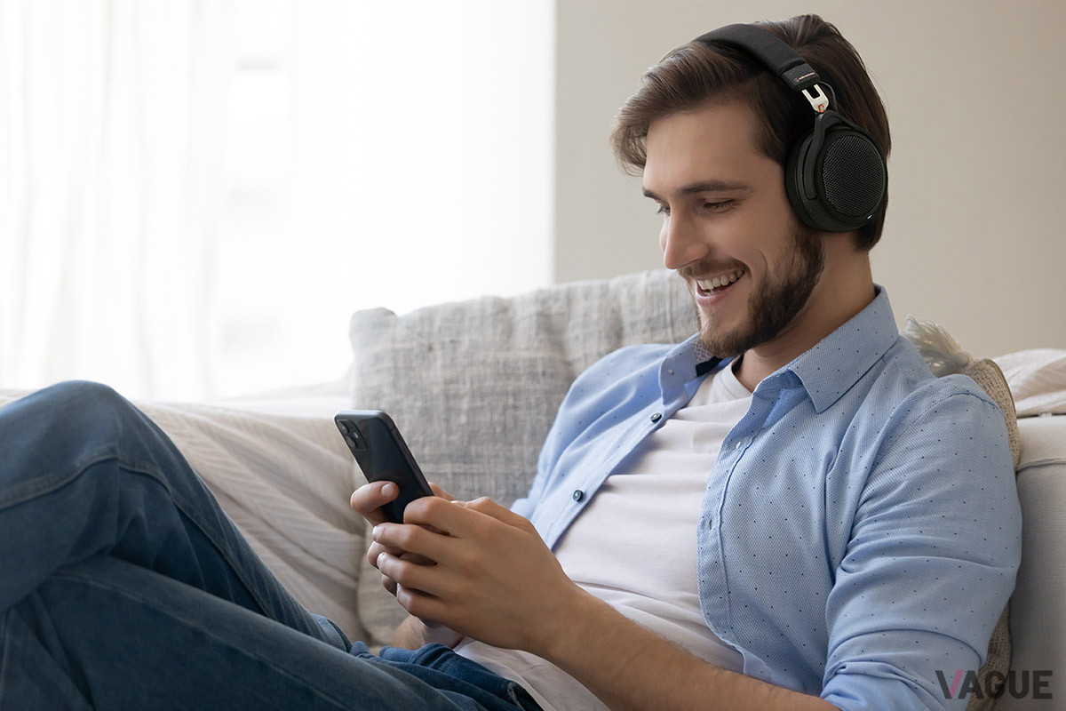 オープンエア型は、ヘッドホンの背面部分が密閉されていないため“抜け”のいい音を聞ける構造。周りの空気とともに自然な音の鳴りや広がり、余韻などを感じられる
