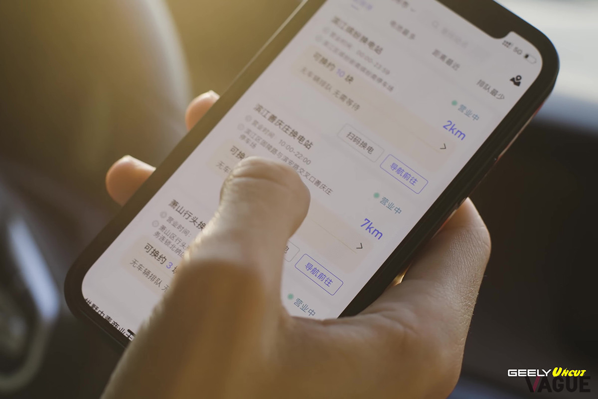 スマホアプリから近くの交換所と用意されている満充電バッテリーの個数を見ることが可能だ（C）Geely（YouTube）