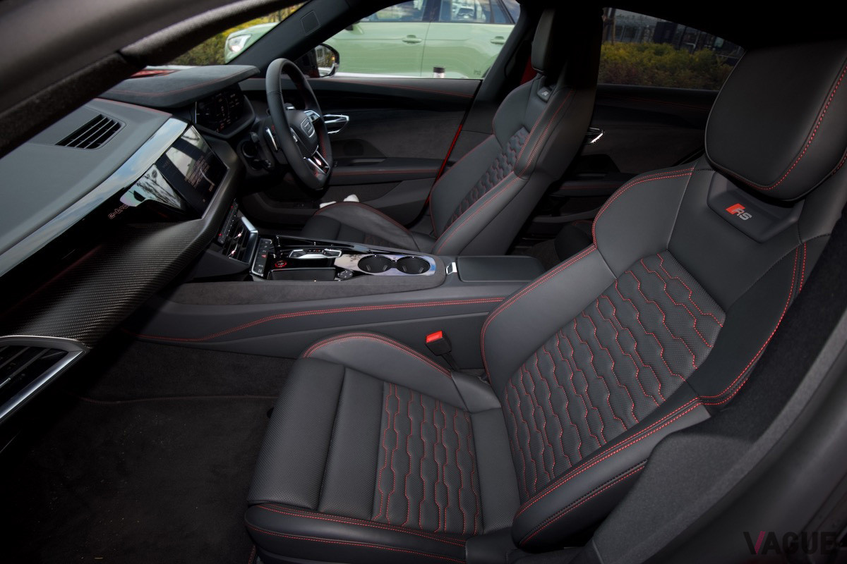 ハニカムパターンを施したスポーツシートプロ