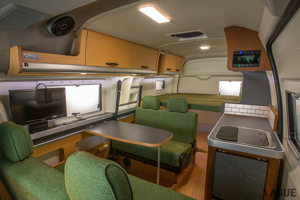 温かみのある素材を用いた家具を配置し、自宅のリビングにいるかのようなリラックスできる空間を演出する「BADEN［Casa Home Style Edition］」