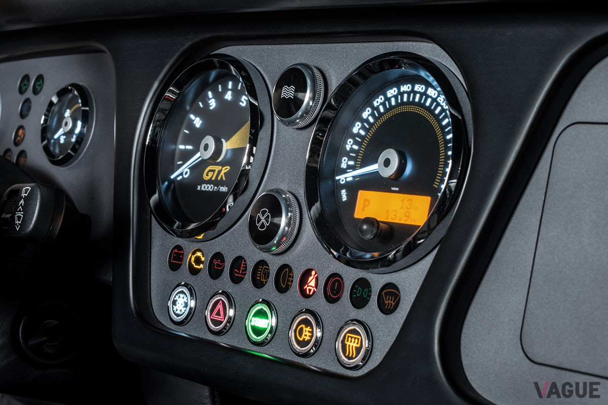 スピードとタコメーターは、ダッシュボードのセンターに配置される