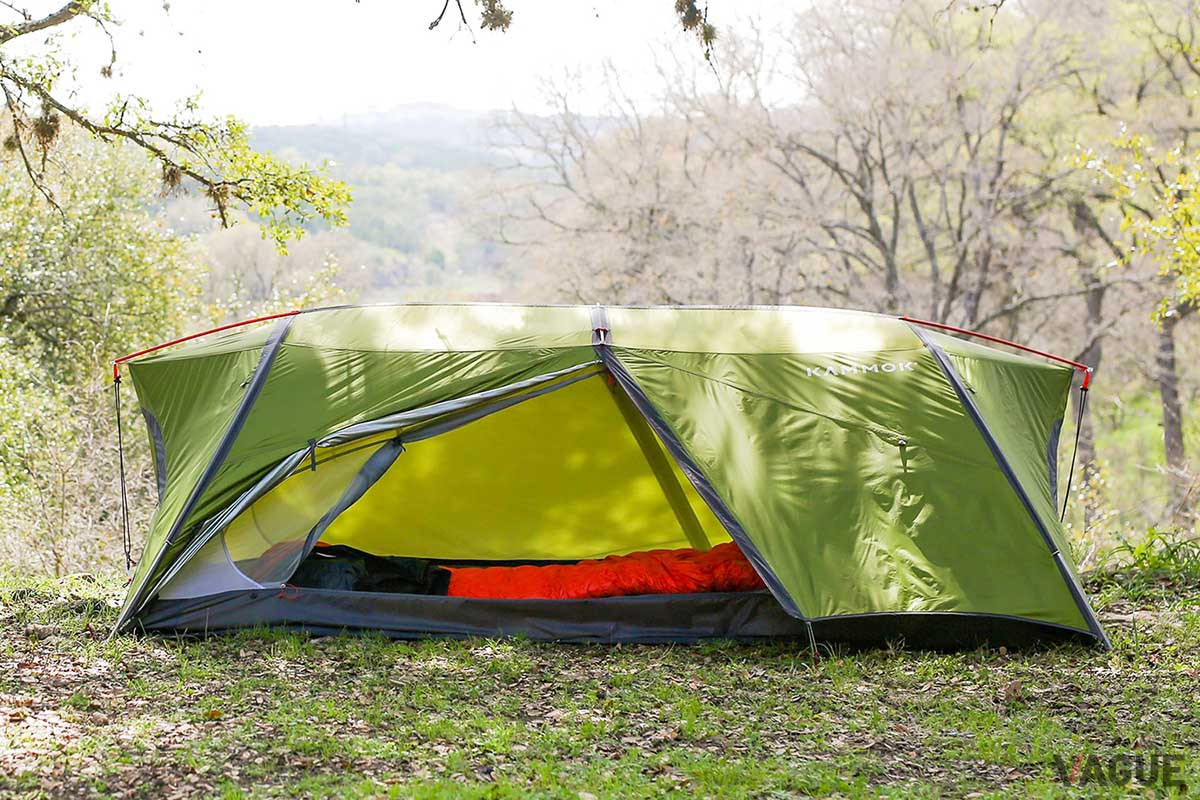 ハンモック向きの木がない草原やハンモック禁止の場所では自立型テントに。インナーテントのフロアはバスタブ形状で、雨が浸入しづらい構造となっている