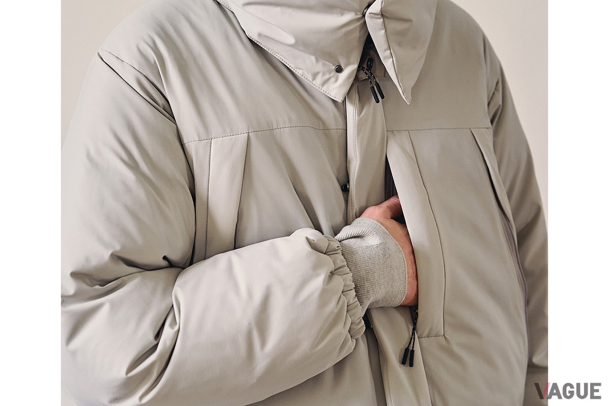 立体的なフードはあごまで覆うことができ、風の侵入をしっかり防ぐ。袖もゴムとスナップボタンの二重仕様で、冷気が入るのをシャットアウトする