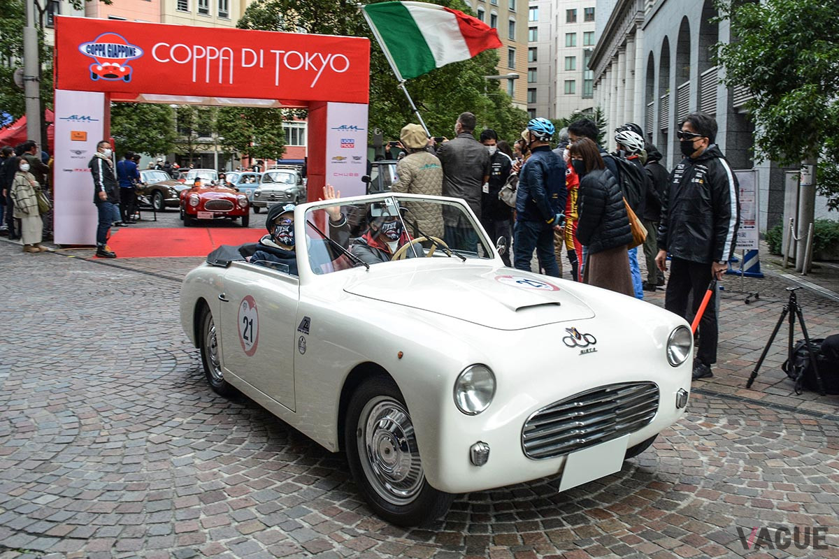 コッパ・ジャッポーネ全般のグラフィックやビジュアルを担当する夫妻は、愛車シアタ「アミカ」でラリーにも参加