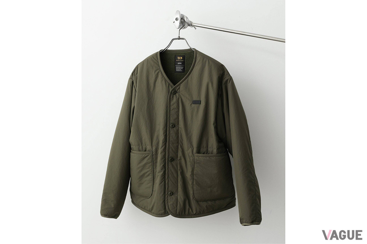 ノーカラーのえり元でニットやパーカーとのレイヤードも楽しめる「HEAT SYSTEM リバーシブル ブルゾン」。リバーシブルのためウールブルゾンとしても着られる