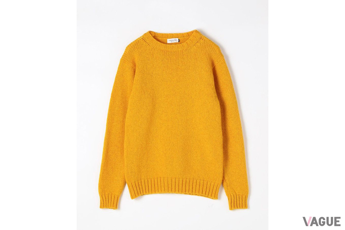 ブランドを代表する王道のクルーネックセーター「フェアリー」。今季はシャツの上に着たときに、襟がより美しく出るよう、ネックの詰まり具合が調整された