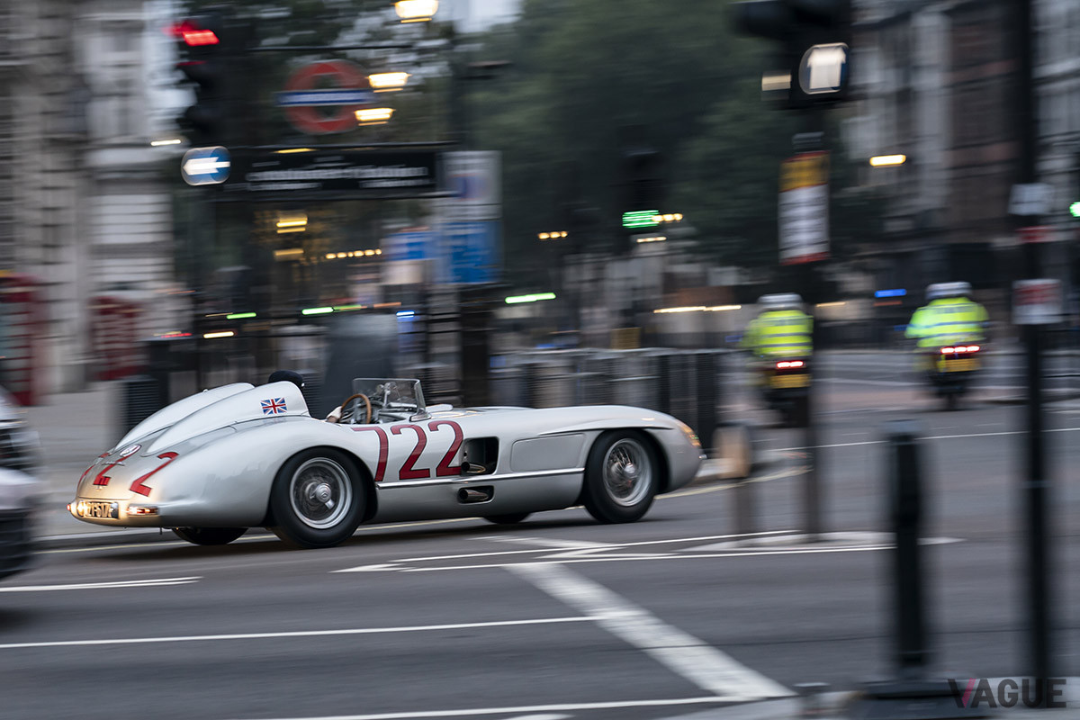 白バイに先導されて走る300SLR「722」