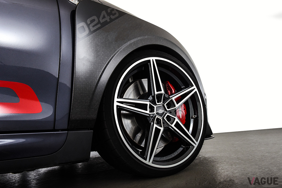 19×8.5JサイズのACシュニッツァーオリジナルのホイール「AC1」をセット