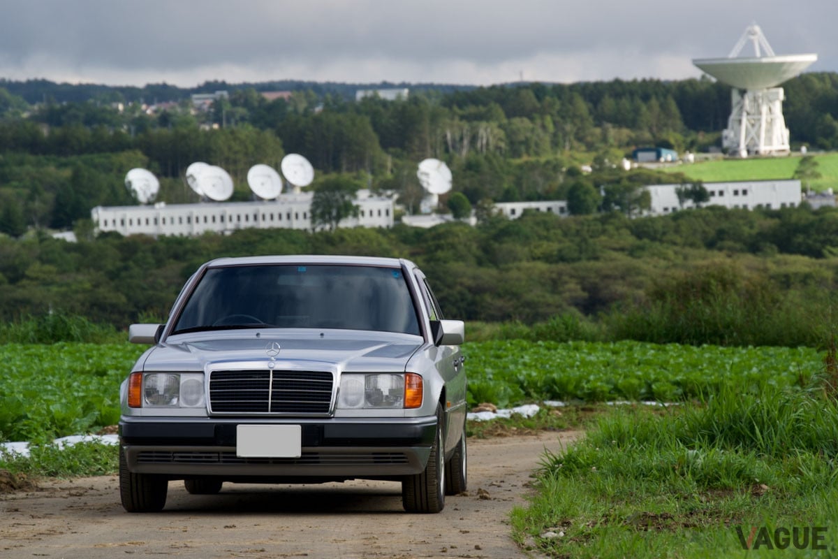 シビック試乗会のため八ヶ岳を訪れたW124。後方に見えるのは野辺山の電波天文台だ