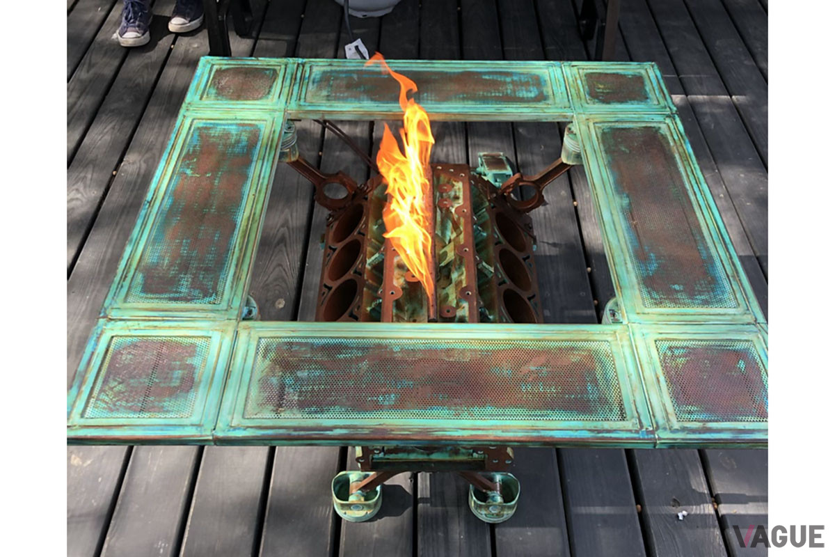 V8エンジン版は、Vバンクに設置されたパイプから火が出る（C）ALARIS INVENT