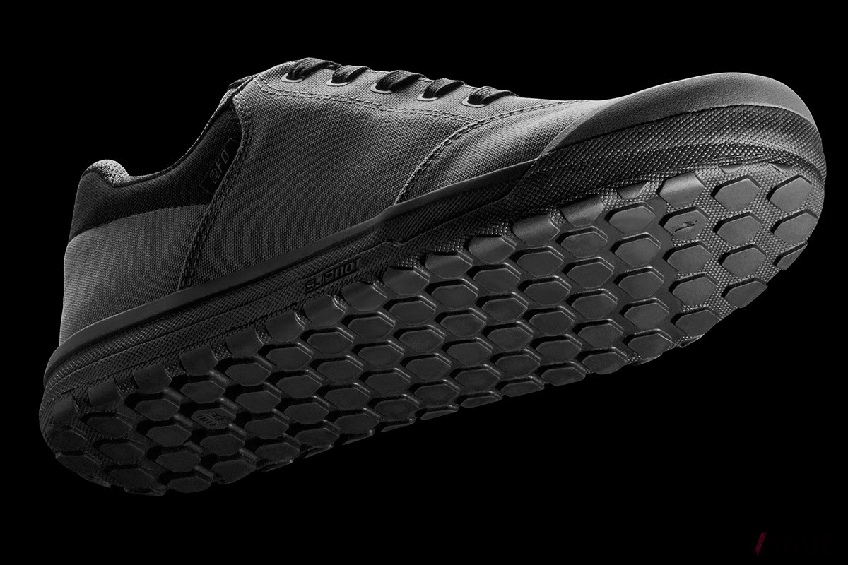 「2FO Roost Canvas」のラバーソールには、フラットペダルのピンを包み込むようにつかむ“SlipNot ST”を採用。木の根や岩がつづくセクションでもシューズがペダルをしっかりとつかむ