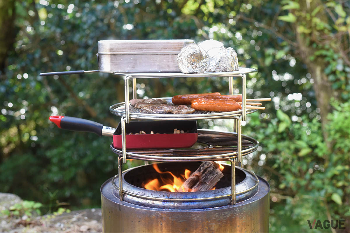 「SHINOBI RING R」は重ねて使ってもいい。3段なら強火の炒めもの、網焼きや煮込み、保温といった具合に同時進行できるため食べざかりの子供がいるファミリーでも食事の準備がスムーズに進む