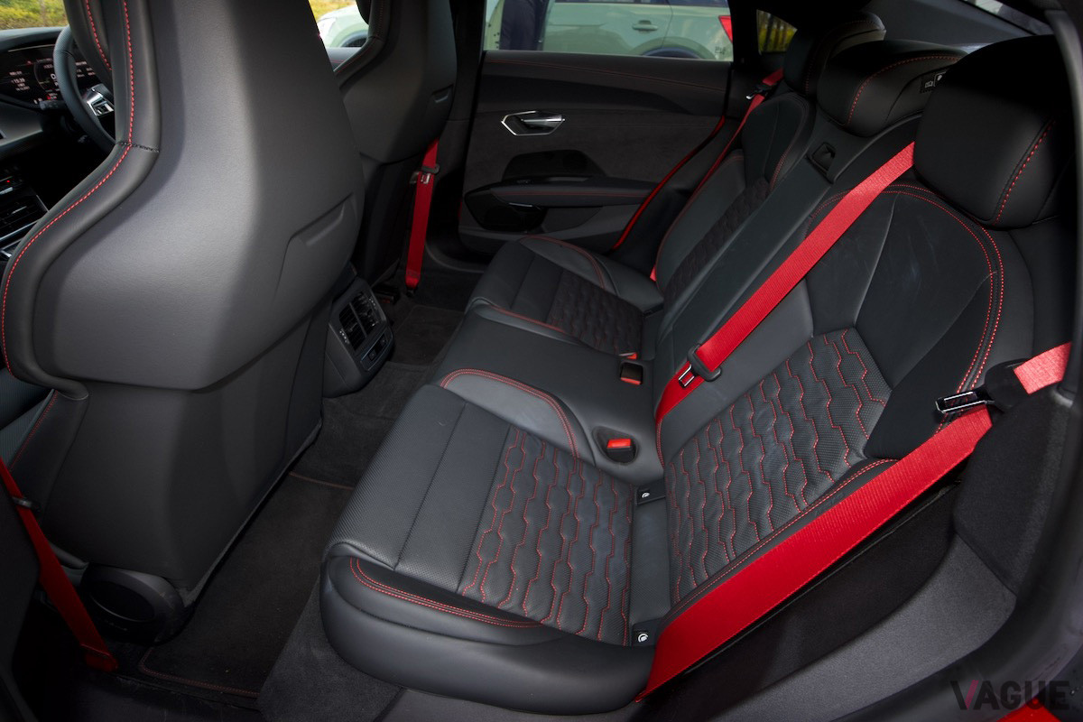 シートベルトはRSモデルらしくレッドだ