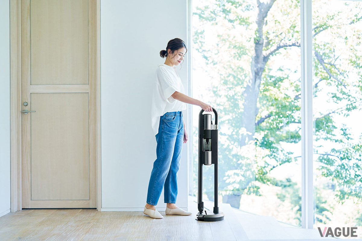「iNSTICK ZUBAQ」は、そのまま部屋に出しておけるデザイン性の高さが魅力。加えて、充電スタンドから手前に引けばスティック式に、真上に持ち上げればハンディ式と、用途に合わせて使いわけられるのも美点だ
