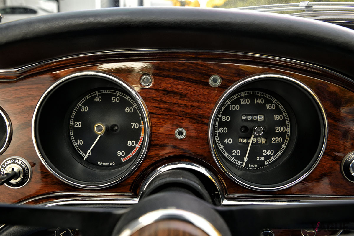 9000rpmまで刻まれたタコメーター、240km／hまで記されるスピードメーターなどは、すべての「2000GT」に共通するデザインのようだ