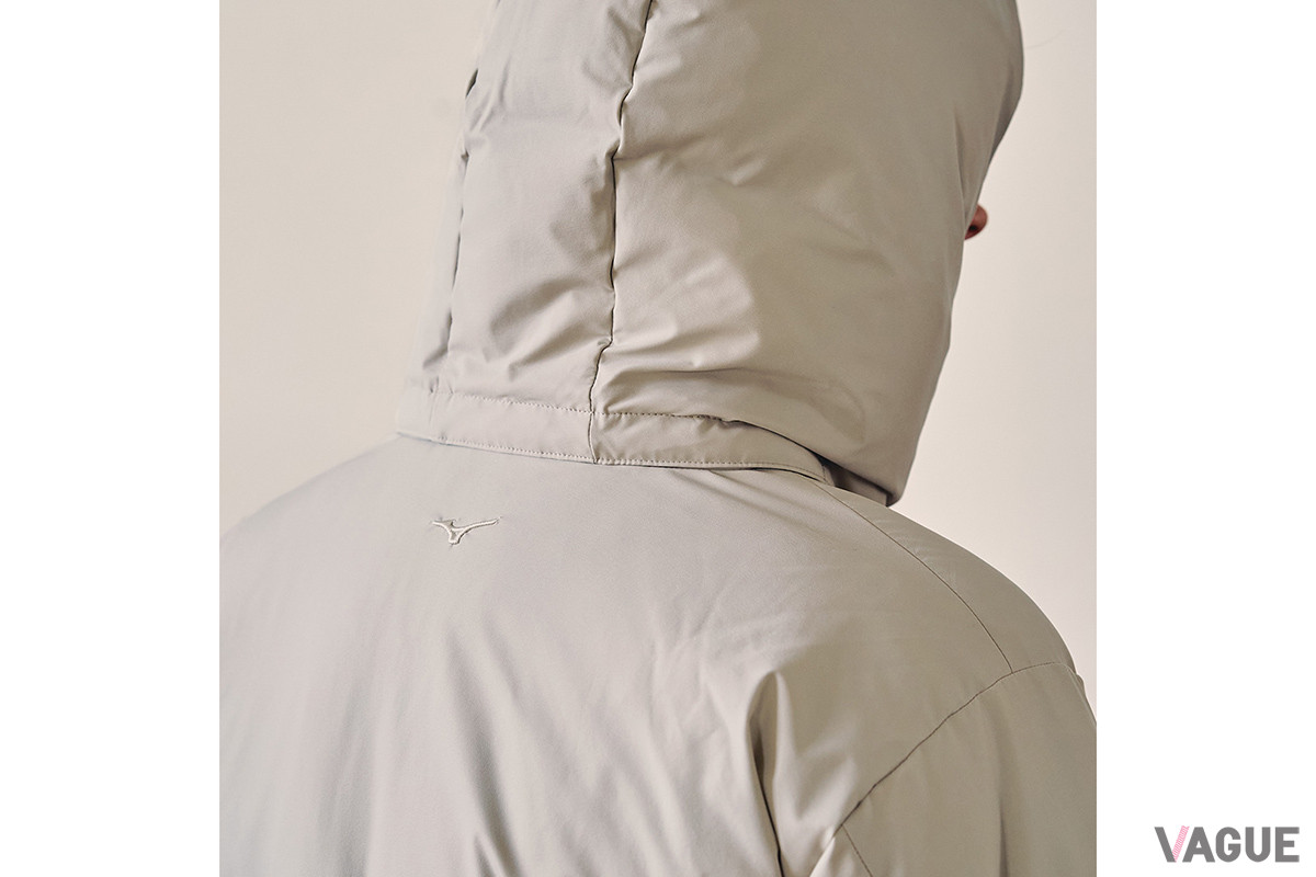 フード一体型デザインだったミズノの「ミドルウェイトダウン」を、フードが取り外せる仕様にし、スタンドカラーへと変更。トレンド感ある着こなしが可能となった