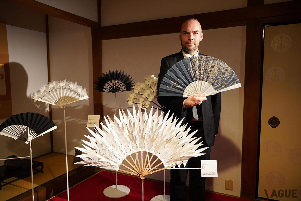 シルヴァン・ル・グエン氏と、イベントのために同氏が制作したトゥールビヨンをテーマにした作品