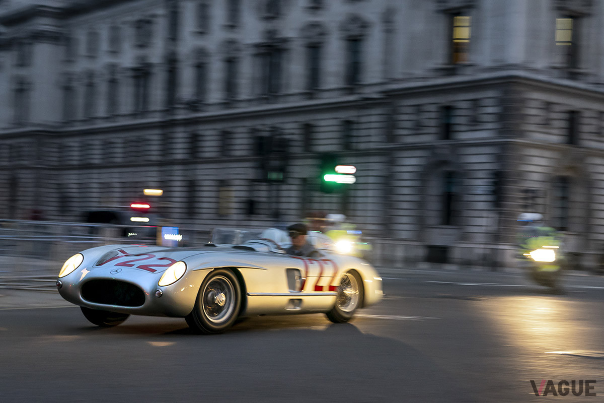 300SLR「722」は、国会議事堂やトラファルガー広場、王立自動車クラブ（RAC）、リッツ・ホテルの前を通過