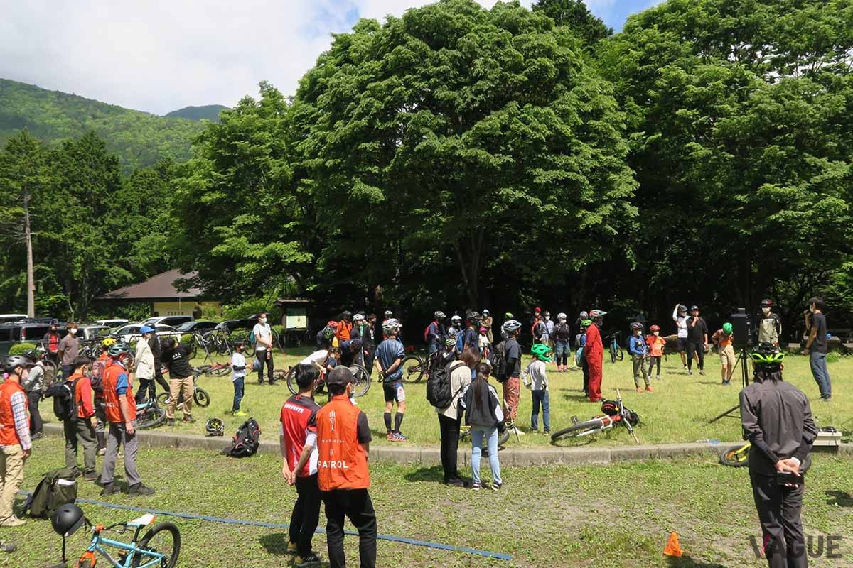 携行すべき持ち物は、MTB、ヘルメットなどの防具類、グローブ、ゴーグル、飲物、スマートフォンなど。事前にホームページから申し込めば、MTBのレンタルやスキル講習の受講も可能