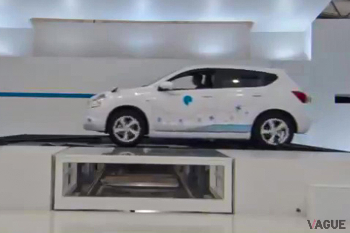 車両底面にバッテリーを設置する構造は、多くのBEVで採用されている。バッテリー交換はその構造を利用し、車両下から交換作業をおこなう（C）ベタープレイス（YouTube）