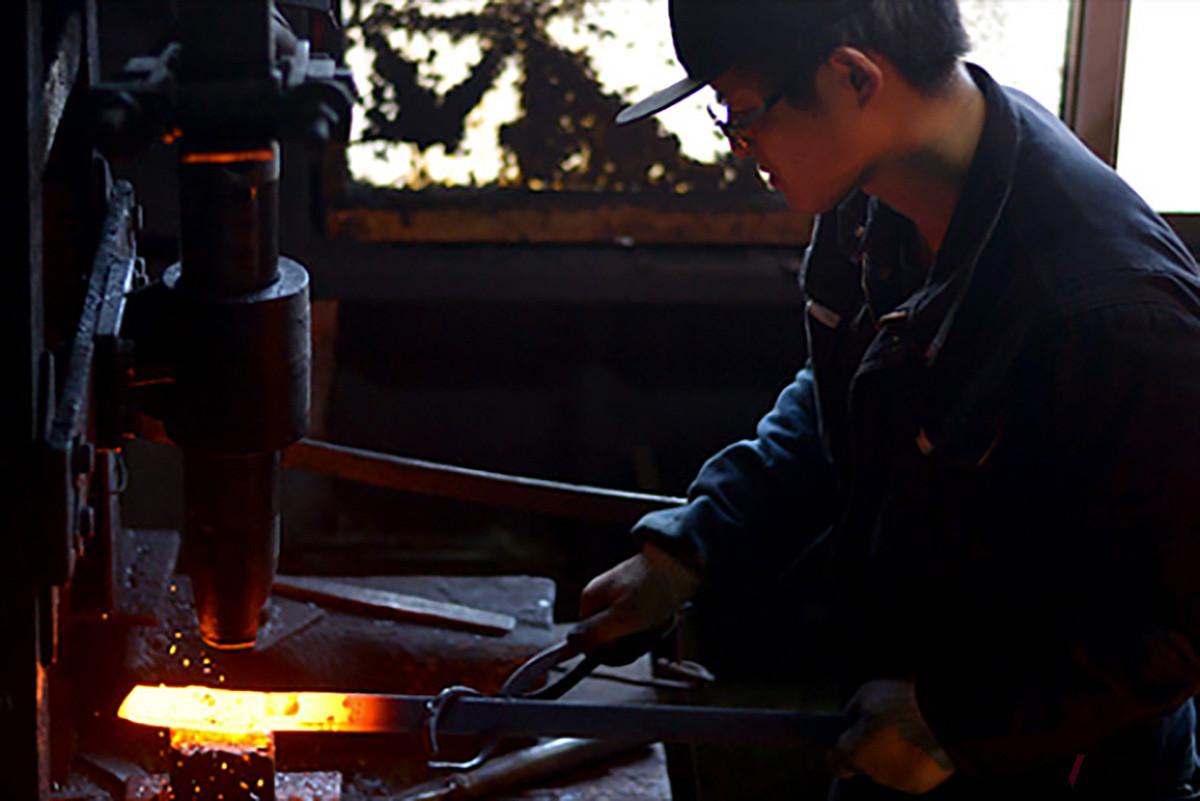 700年以上の歴史を持つ越前打刃物のワザを受けついだ職人が、1本ずつ手作業で製造。刃付けには、奈良時代以前の日本刀（直刀）や江戸初期の脇差しに使用された技術を応用