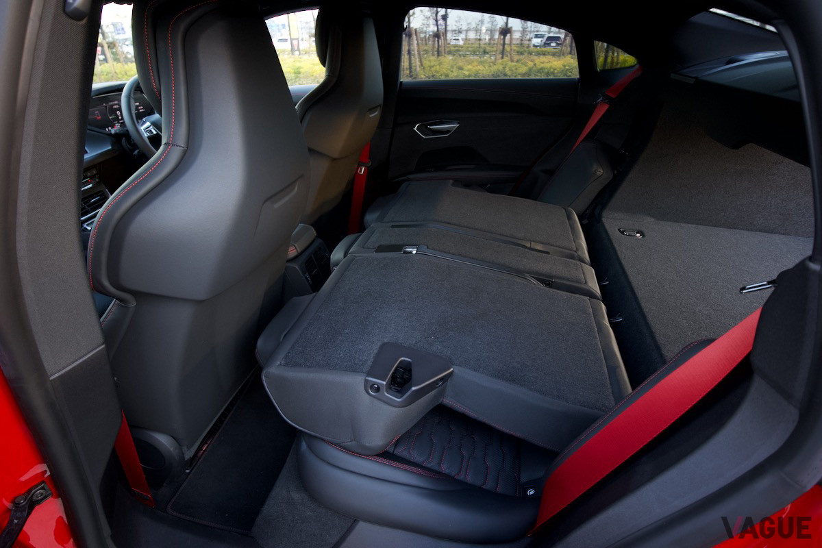 リアシートは分割可倒式で、フラットに近く倒すことができる