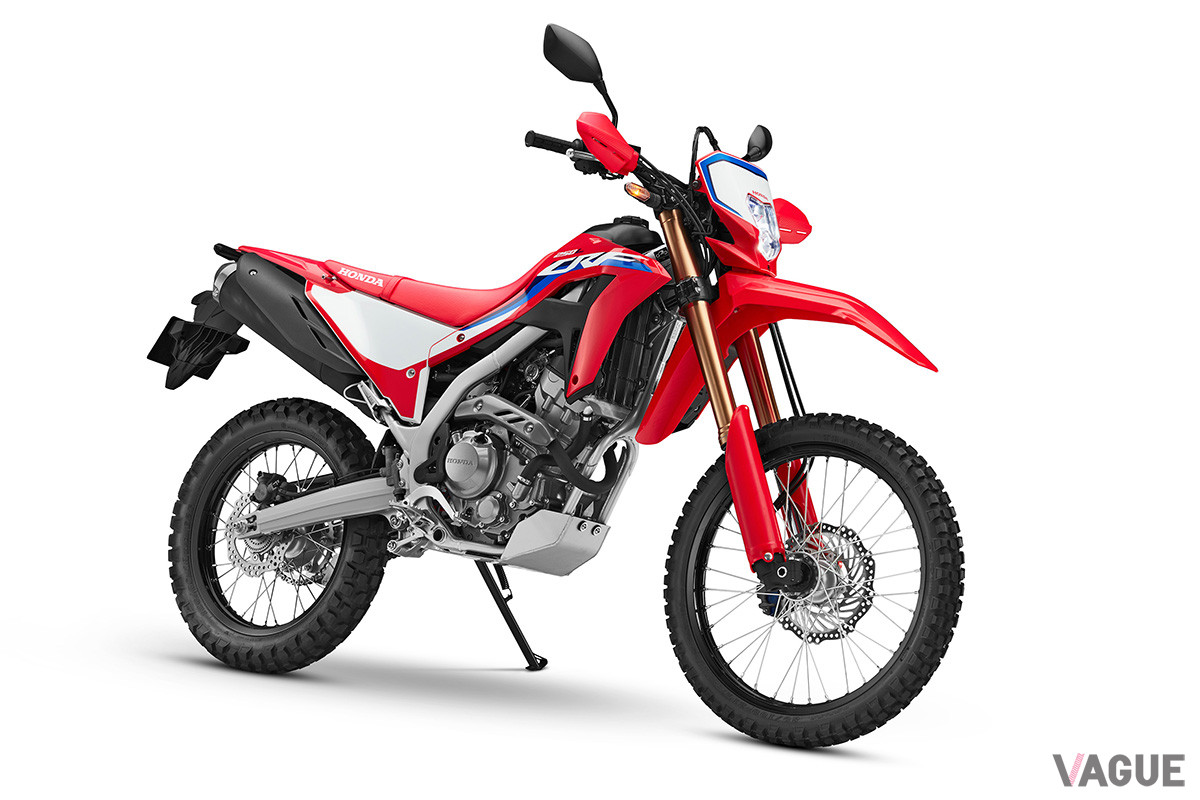 ホンダ「CRF250L」が約9年ぶりにフルモデルチェンジ。“本気”のオフロードマシンである証拠として、前後サスのストロークを大きく取った＜S＞のつくモデルも用意する