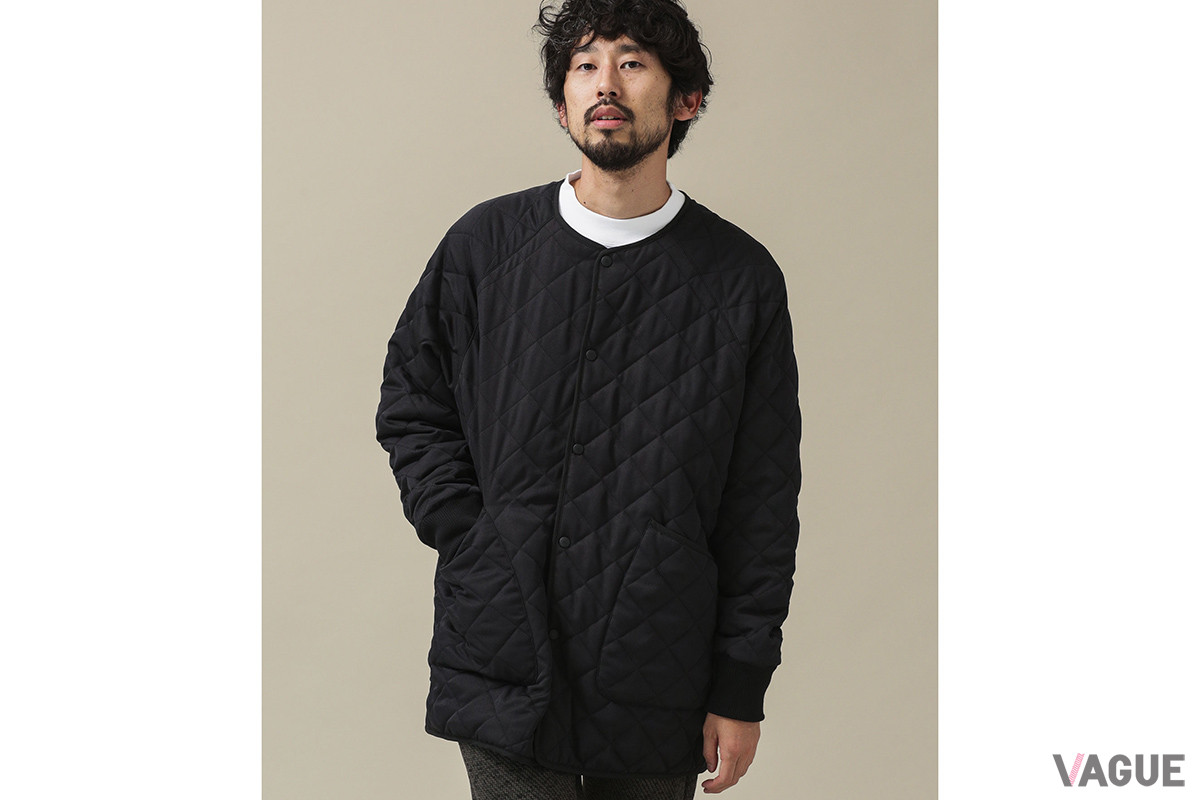 リラックスしたサイズ感と長めの丈が特徴の「中綿キルティングジャケット」。シンプルながらリブを採用した袖口や、プランサーボタンで変化をつけられるサイドスリットなど、細部にもこだわりが満載
