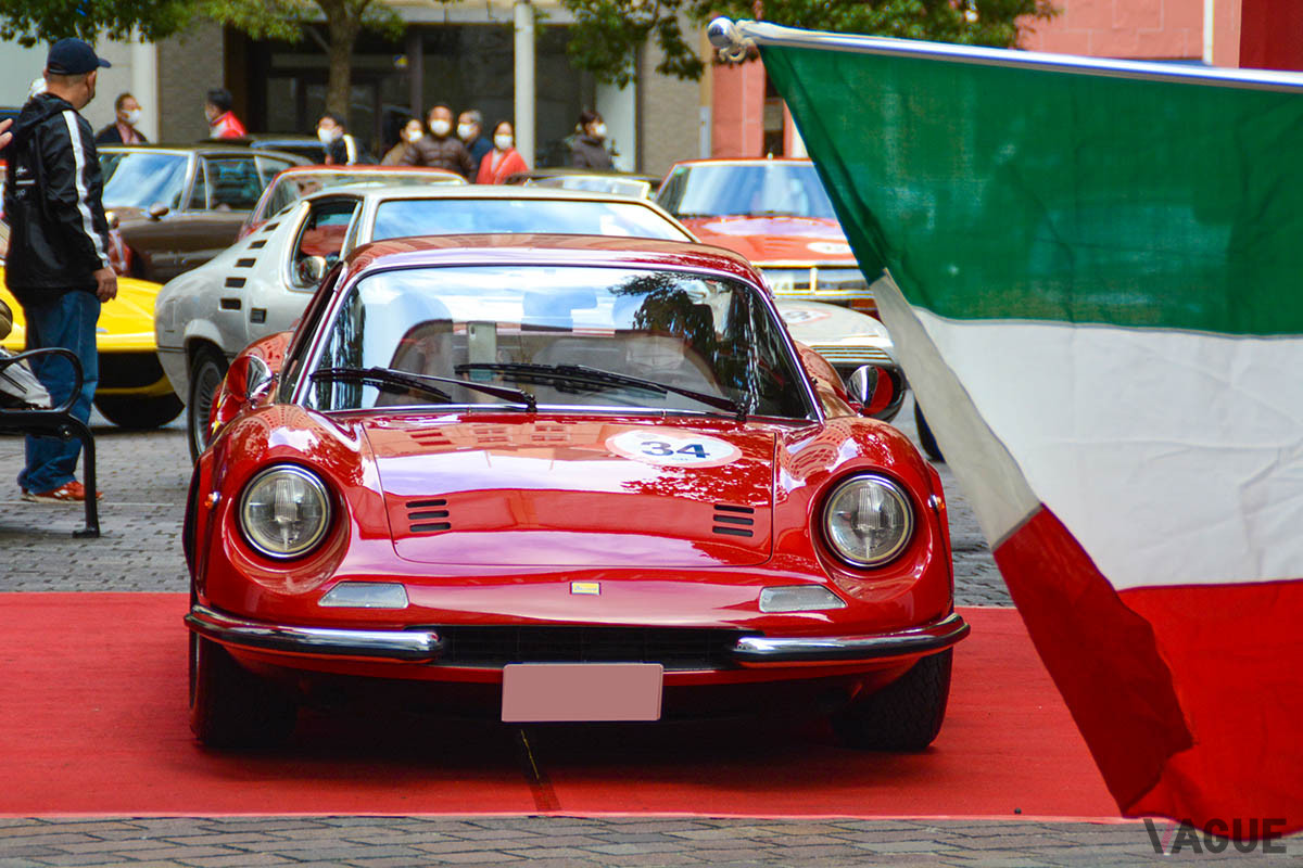 スタートフラッグが上がるのを待ち受ける、「ディーノ246GT」