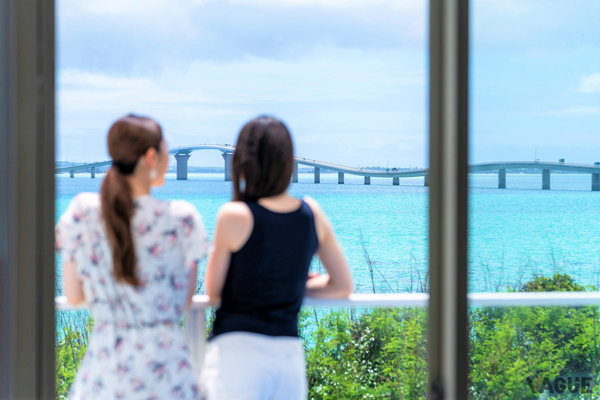 施設からは、“宮古ブルー”の海に向かって白く伸びる伊良部大橋の姿ものぞめる